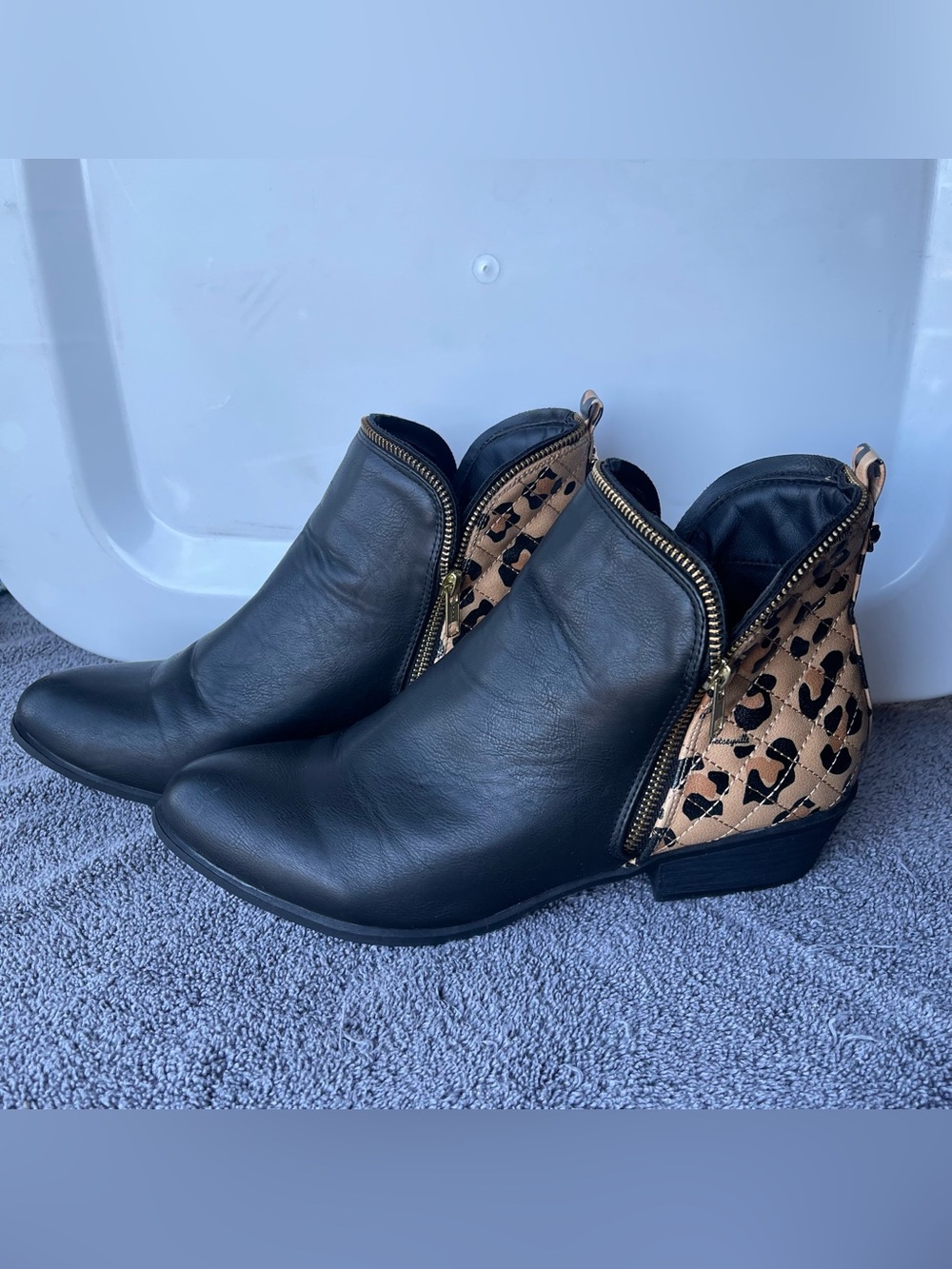 Betsyville ankle cheetah zip boots size 11